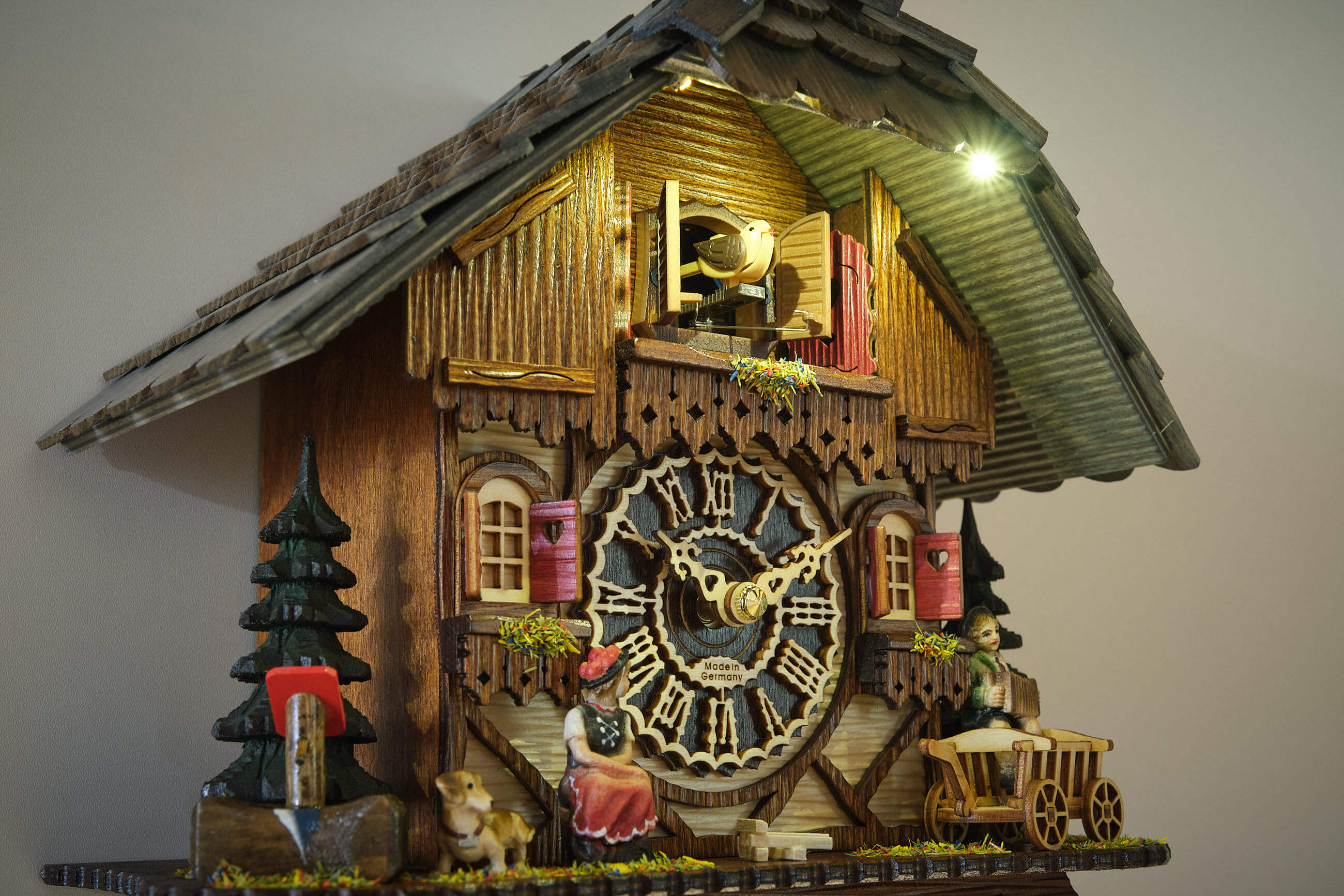 Trenkle -Cuckoo Clock Quartz Movement Black Forest House Black Forest Woman with illumination 26cm- 7205 QM HZZG