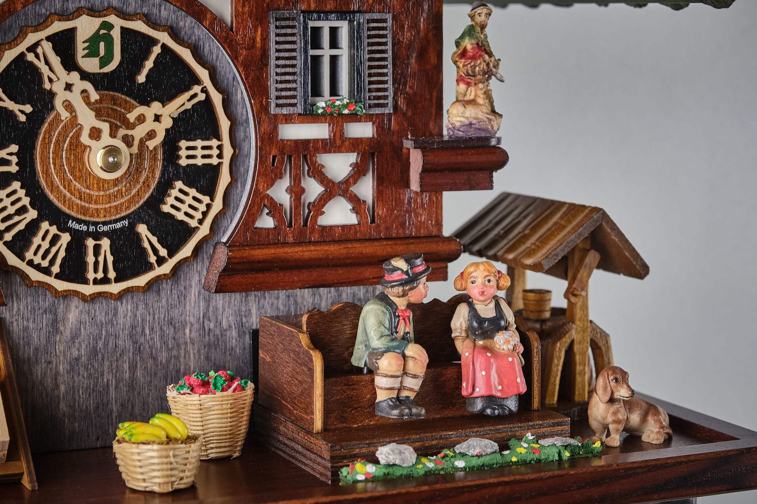 Hönes -Cuckoo clock 8 days movement music black forest house kissing couple 48cm- 86770T