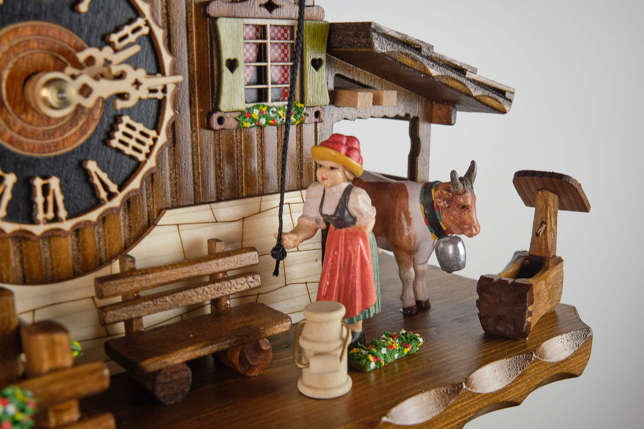 Hönes -Kuckucksuhr 8-Tage Musik Trachtenfrau Kuh Haus 46cm- 86777T