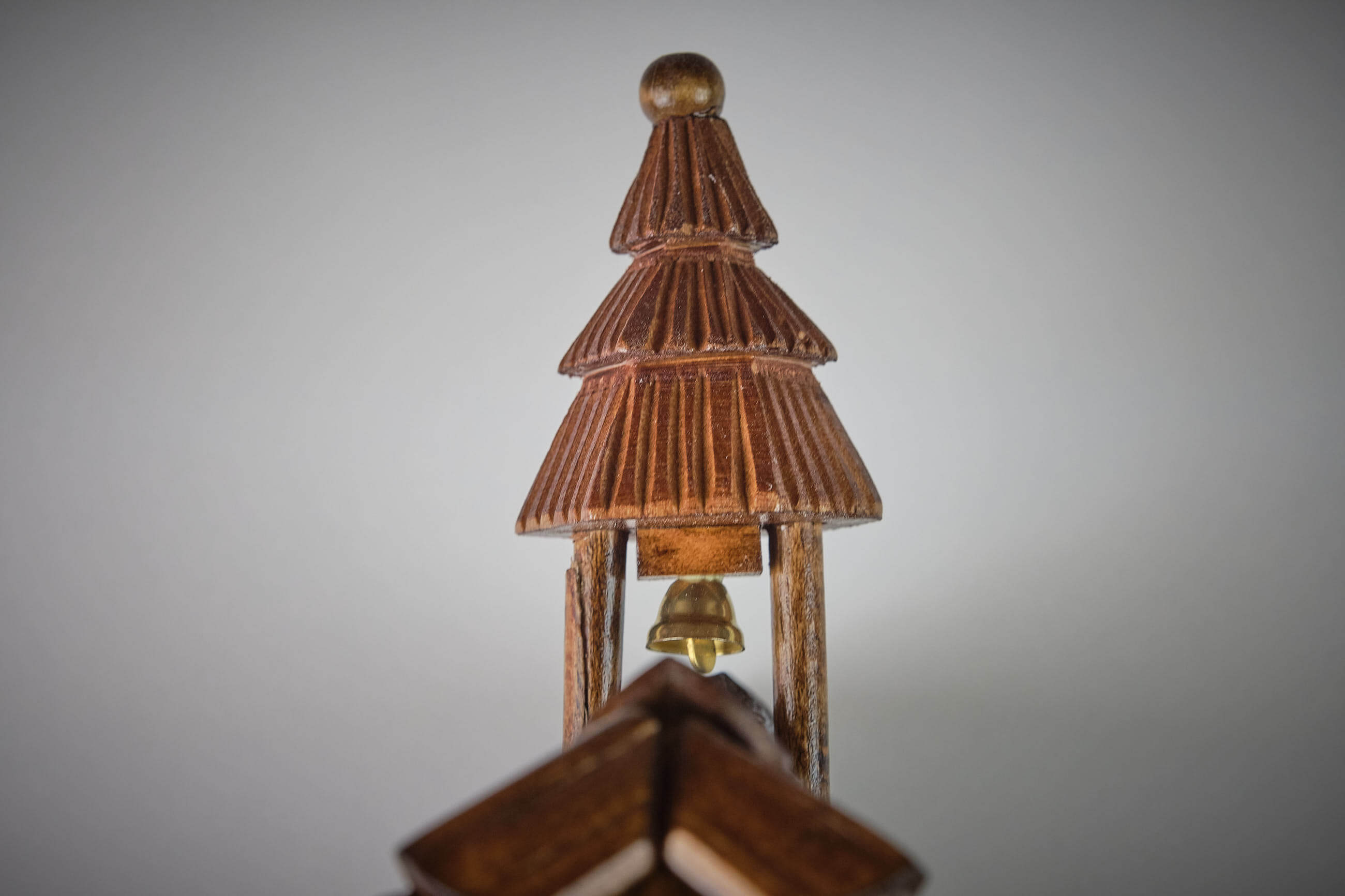 Hönes -Cuckoo clock 1-day movement with music house wood chopper 41cm- 6218T