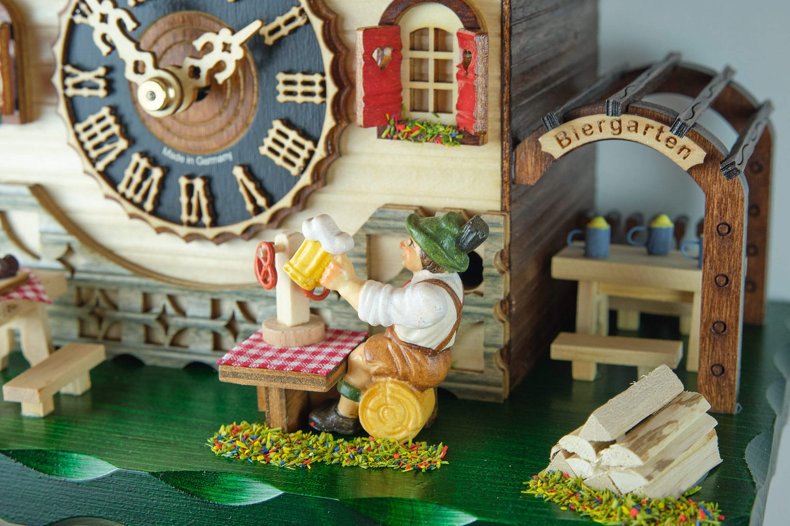 Hönes -Cuckoo clock house with red roof beer drinker 32cm- 8264