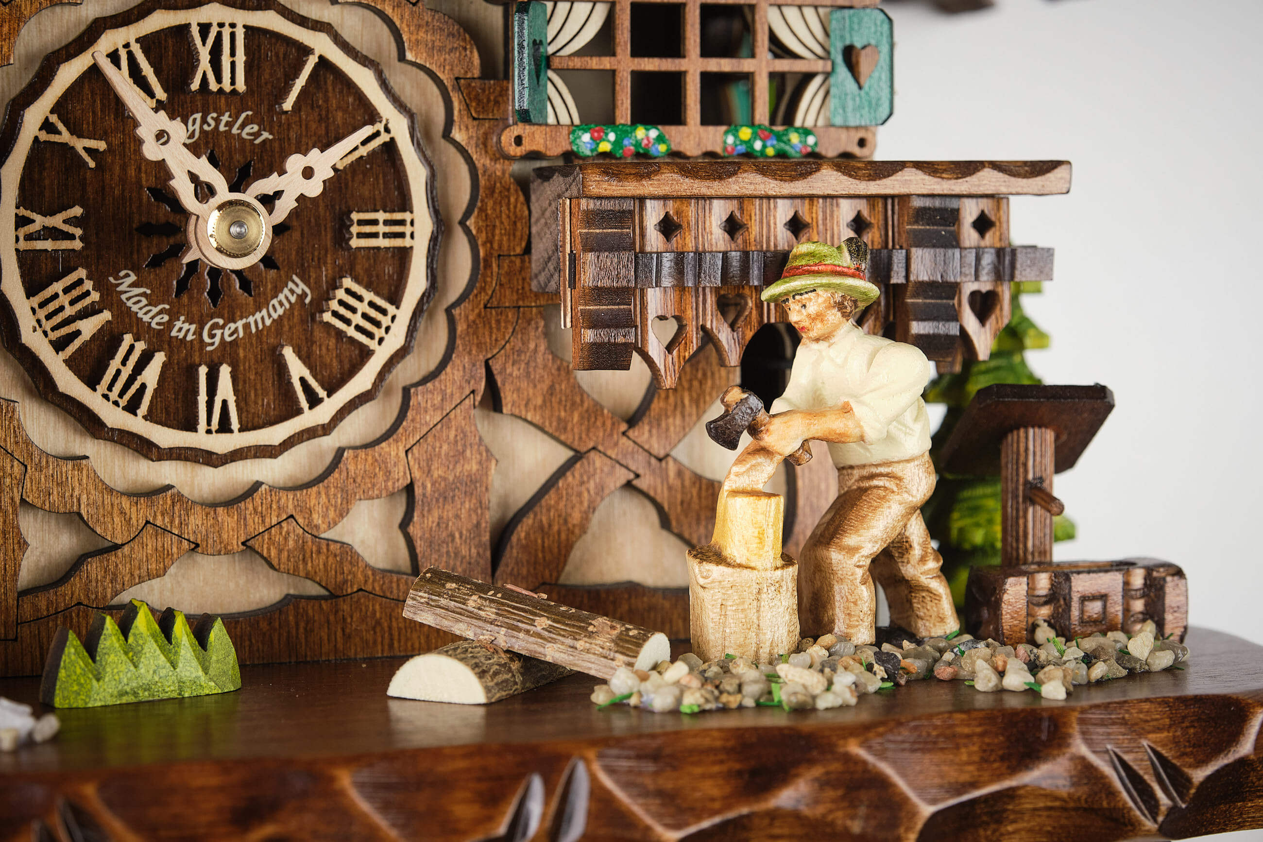 Engstler -Kuckucksuhr Schwarzwaldhaus mit Holzhacker 8-Tage Laufwerk 42cm- 3801/8