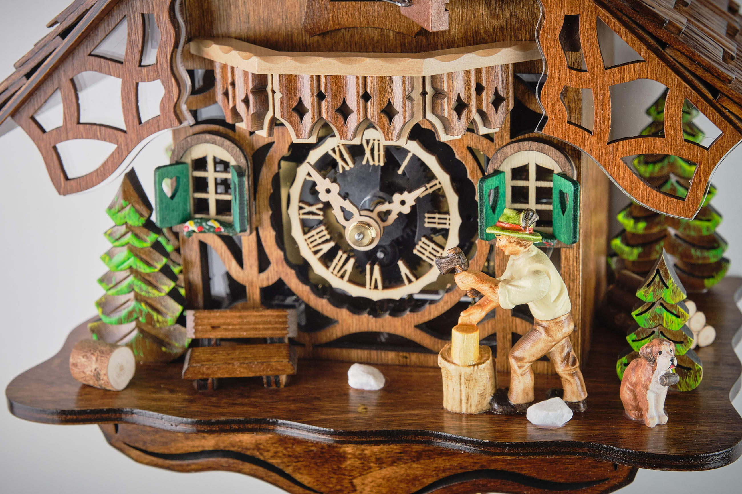 Engstler -Kuckucksuhr 24-Stunden Laufwerk Schwarzwaldhaus mit Holzhacker 27cm- 2161