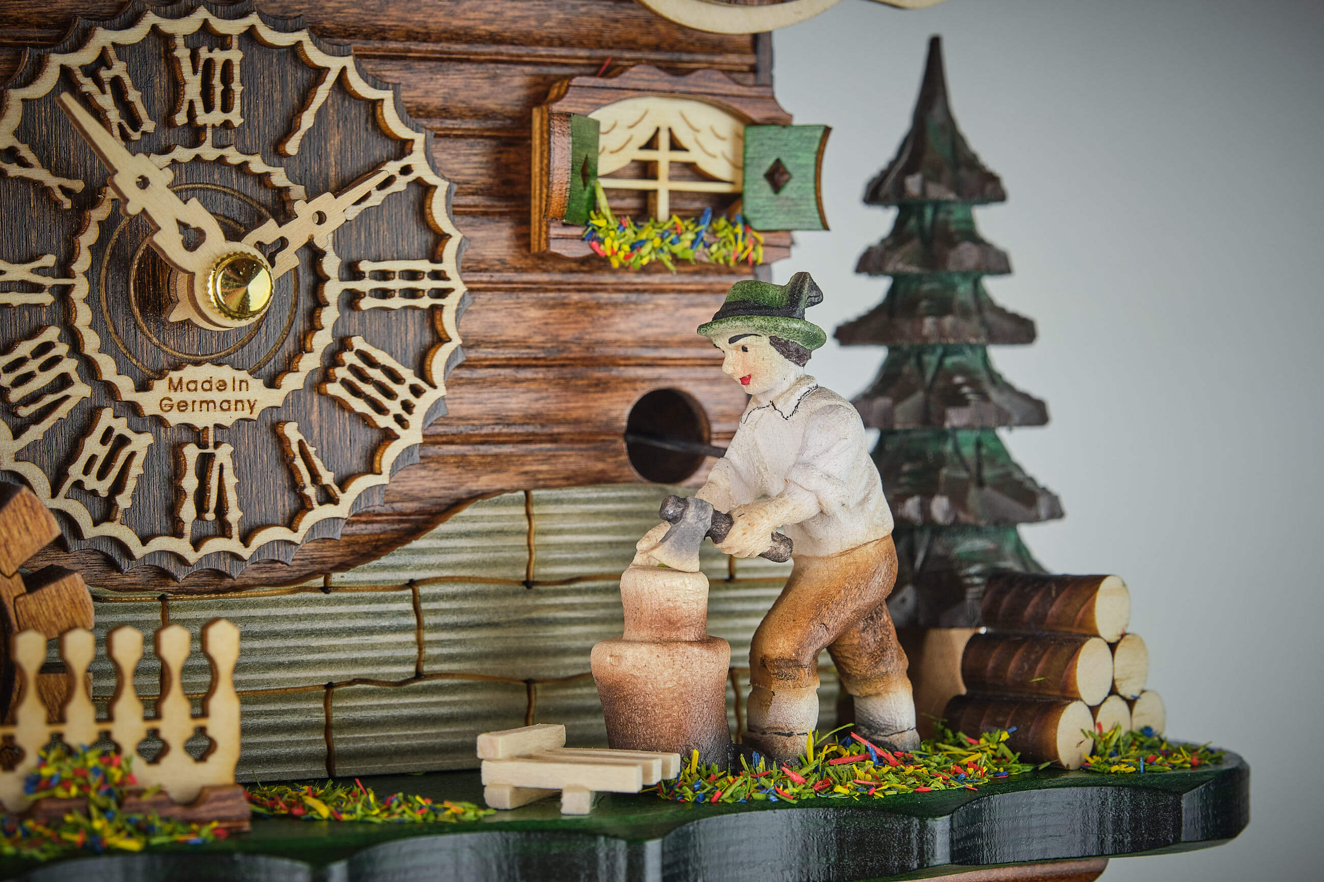 Trenkle -Cuckoo Clock Quartz Movement Black Forest House Wood Chopper with illumination 25cm- 7203 QM HZZG