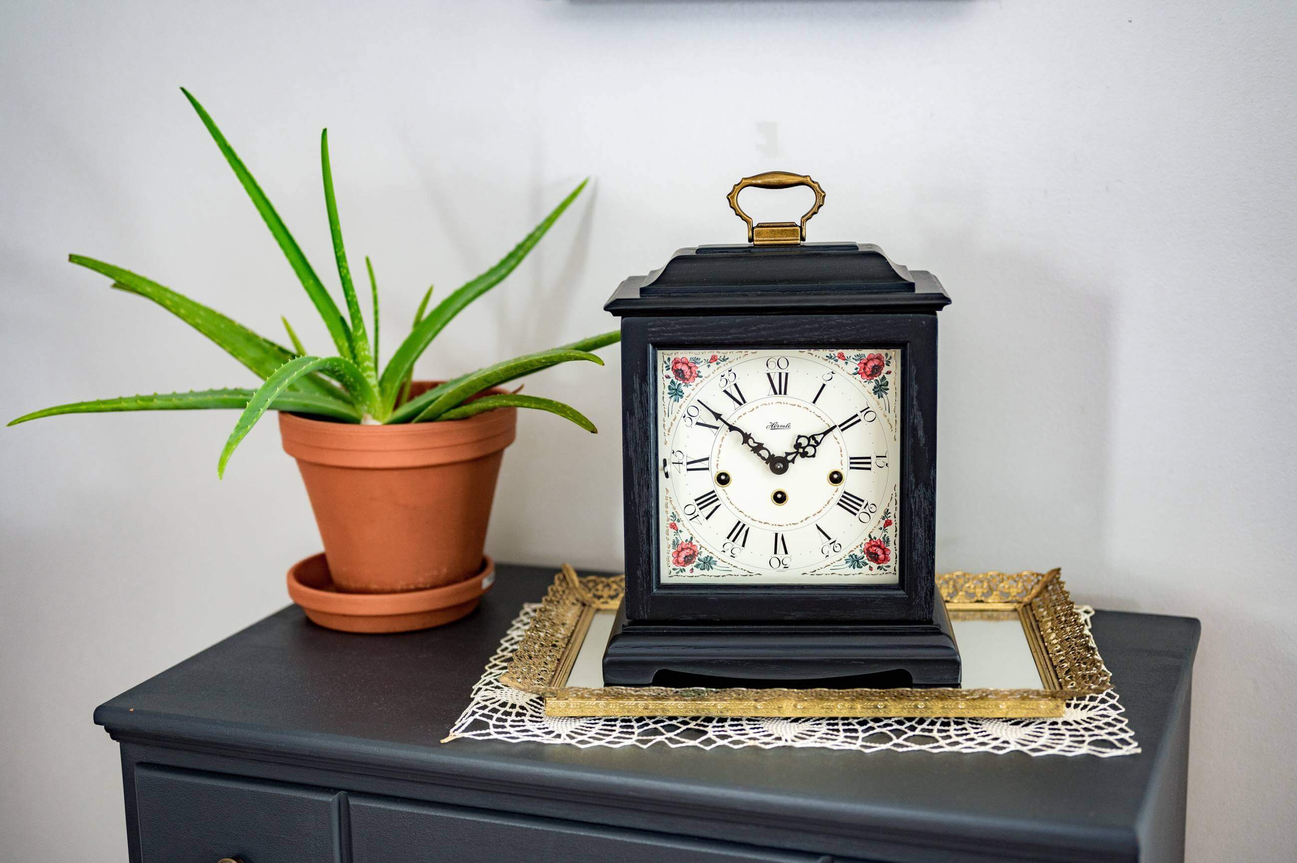 Hermle -Tischuhr Schwarz Vintage Floral Mechanisch 33cm- 22915-V80340