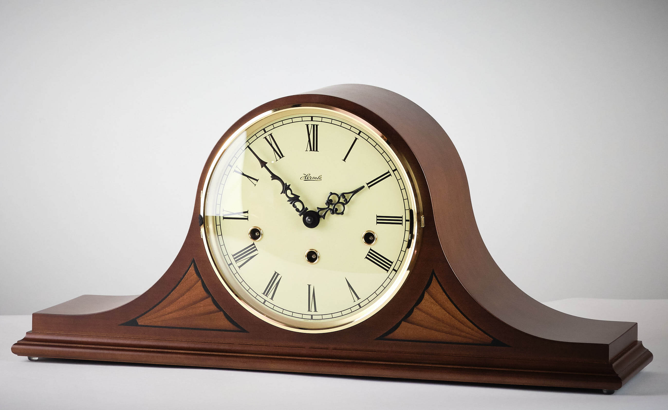 Hermle -Tischuhr Amerikanischer Nussbaum Mechanisch 3 Melodien 50cm- 21153-031050