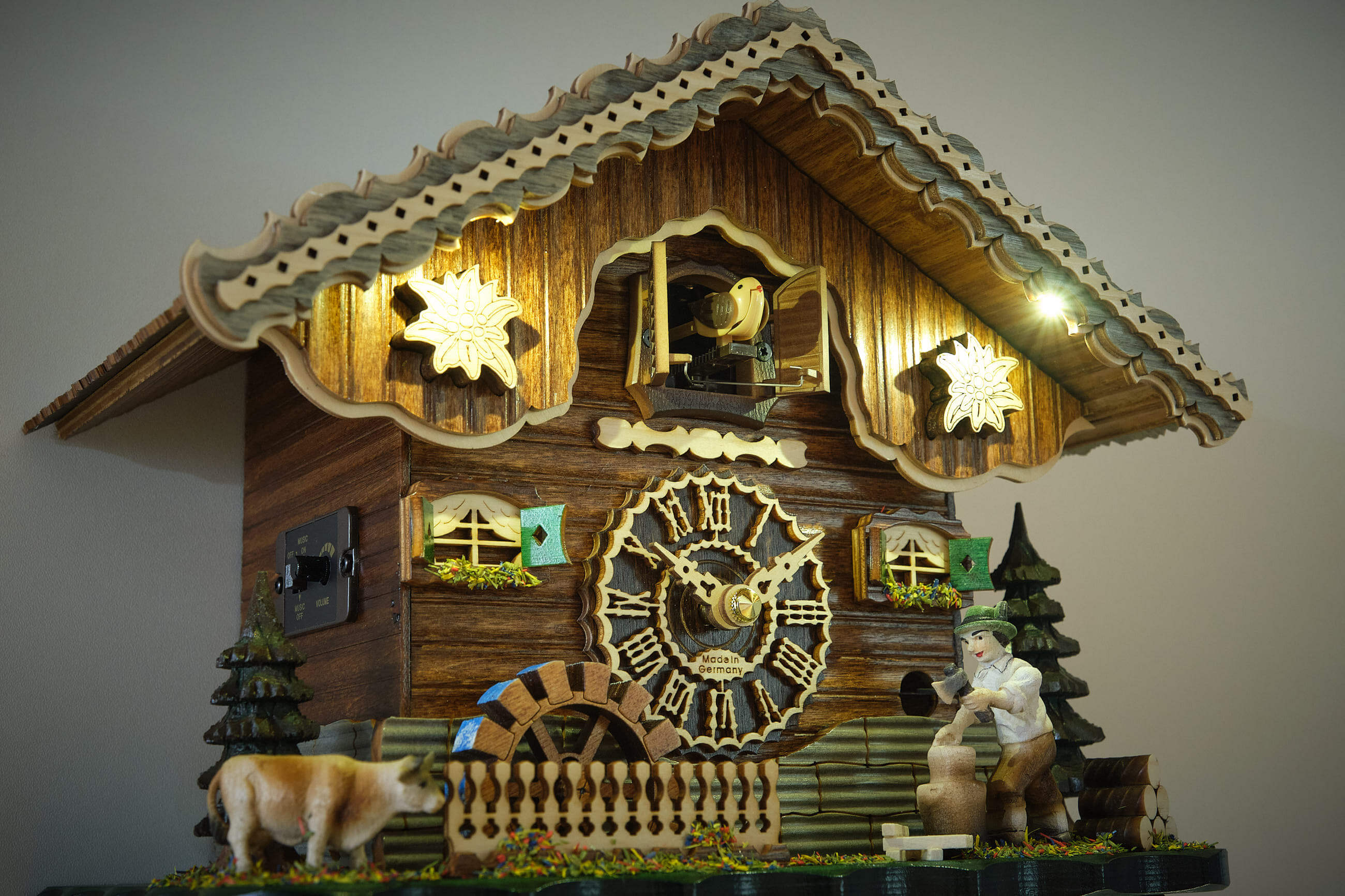 Trenkle -Cuckoo Clock Quartz Movement Black Forest House Wood Chopper with illumination 25cm- 7203 QM HZZG