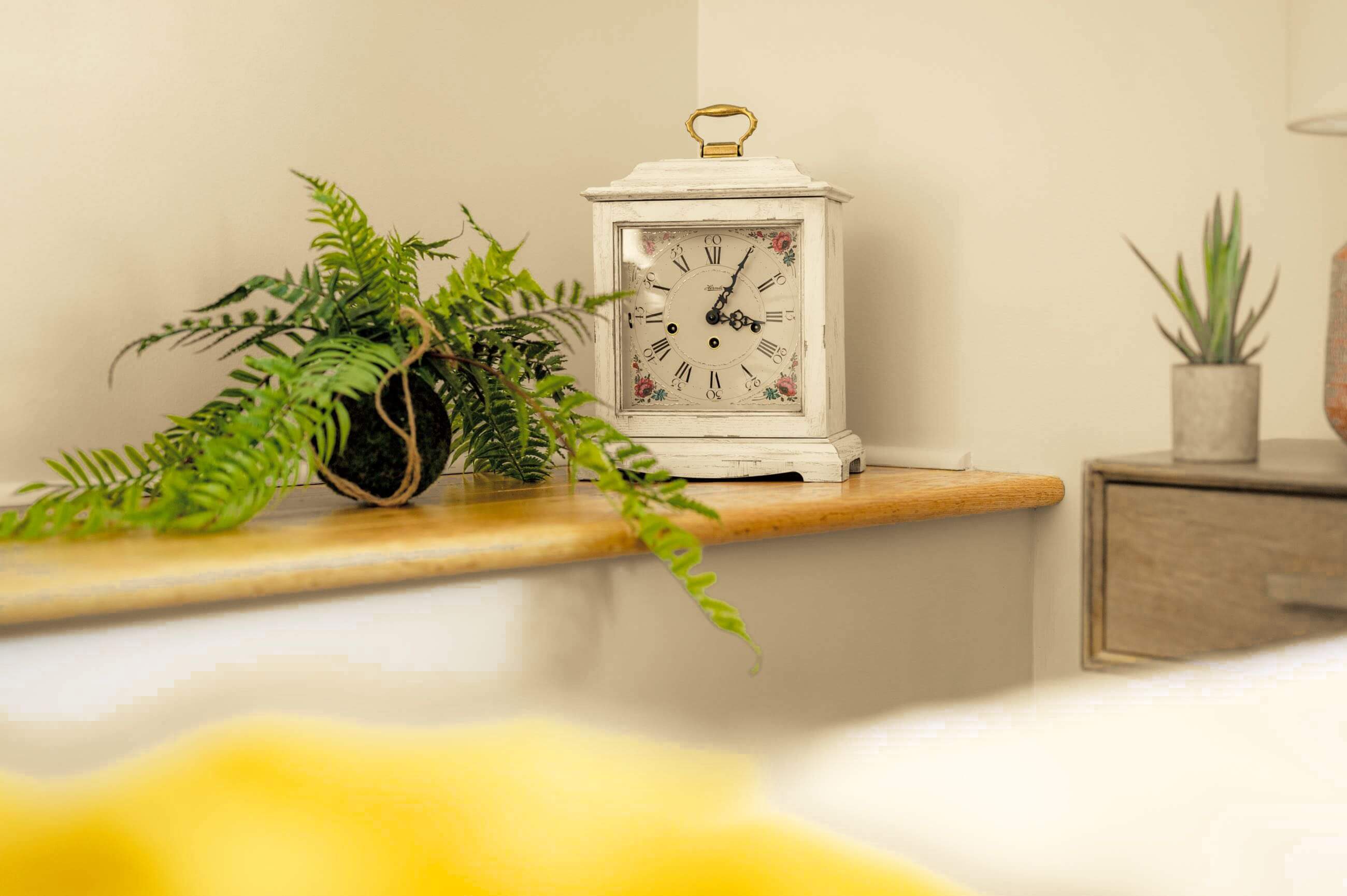 Hermle -Tischuhr Weiß Vintage Floral Mechanisch 33cm- 22915-V60340