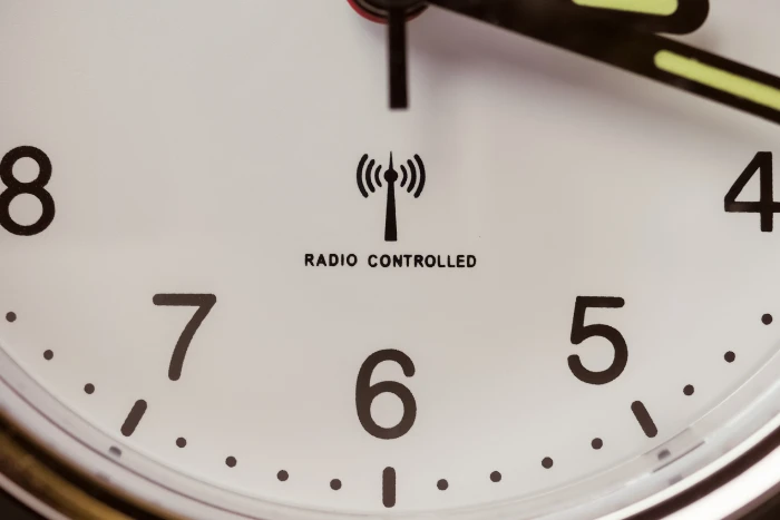 Das Ziffernblatt einer Funk-Armbanduhr