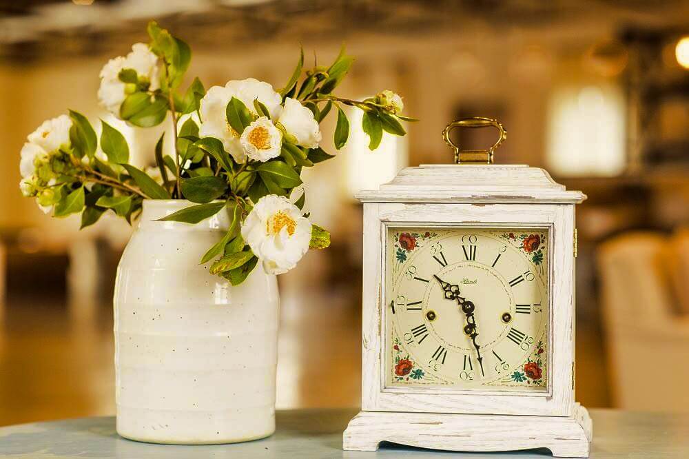 Hermle -Tischuhr Weiß Vintage Floral Mechanisch 33cm- 22915-V60340