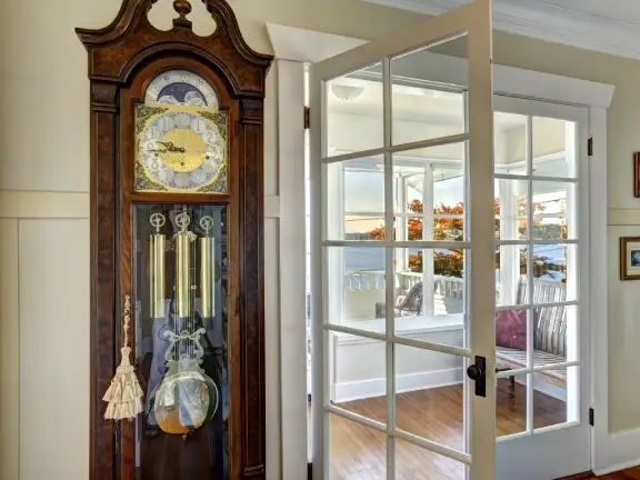 Eine Großuhr aus Holz in einem Haus.