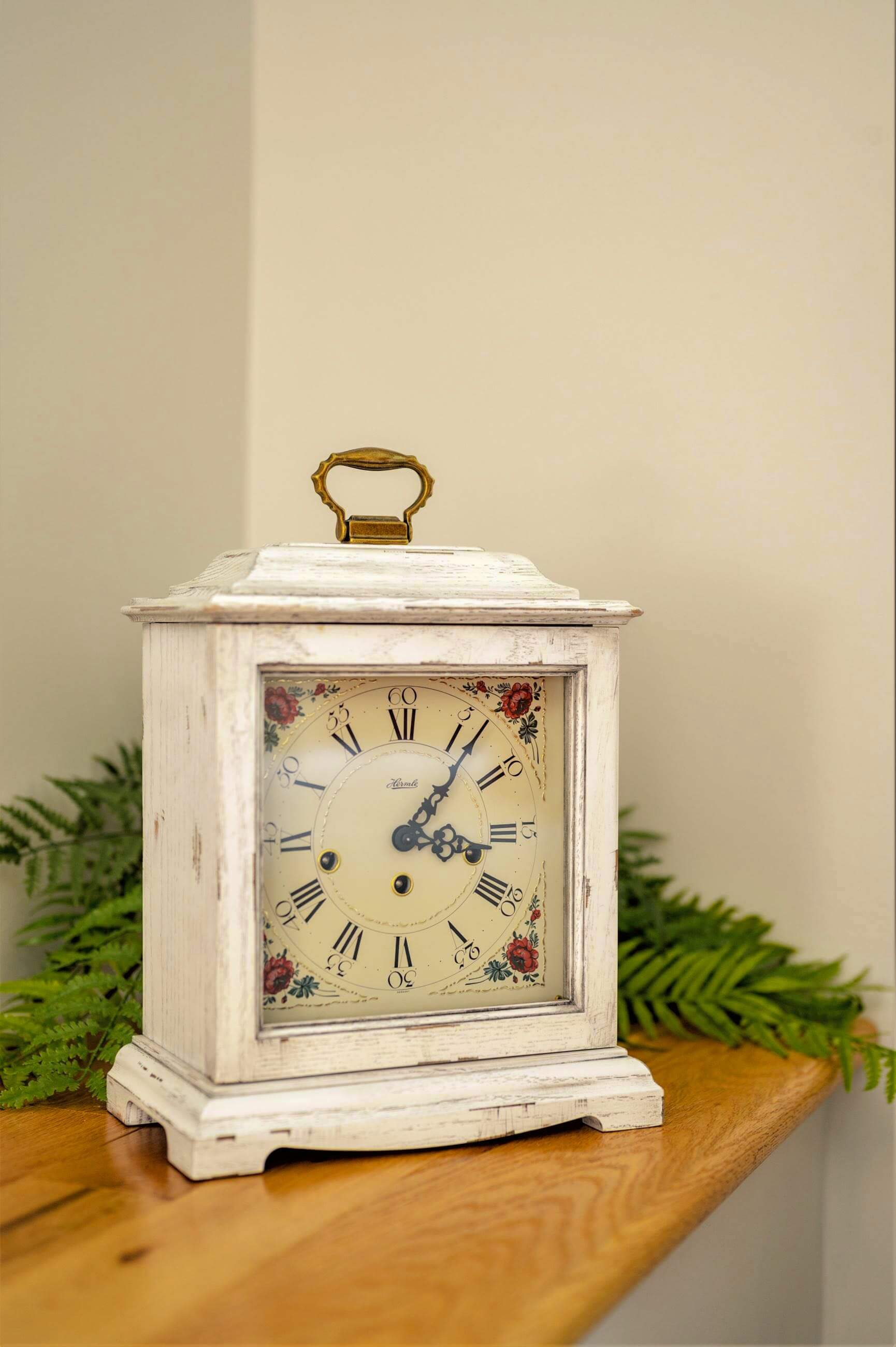 Hermle -Tischuhr Weiß Vintage Floral Mechanisch 33cm- 22915-V60340